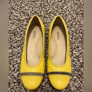 Vaneli Quilted Yellow Flats